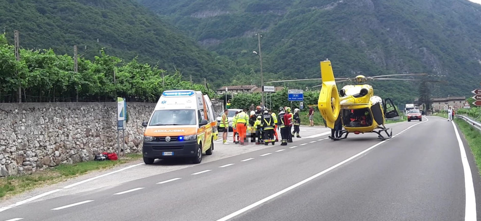 Rimane schiacciato dal trattore: giovane trasferito all'ospedale in elicottero
